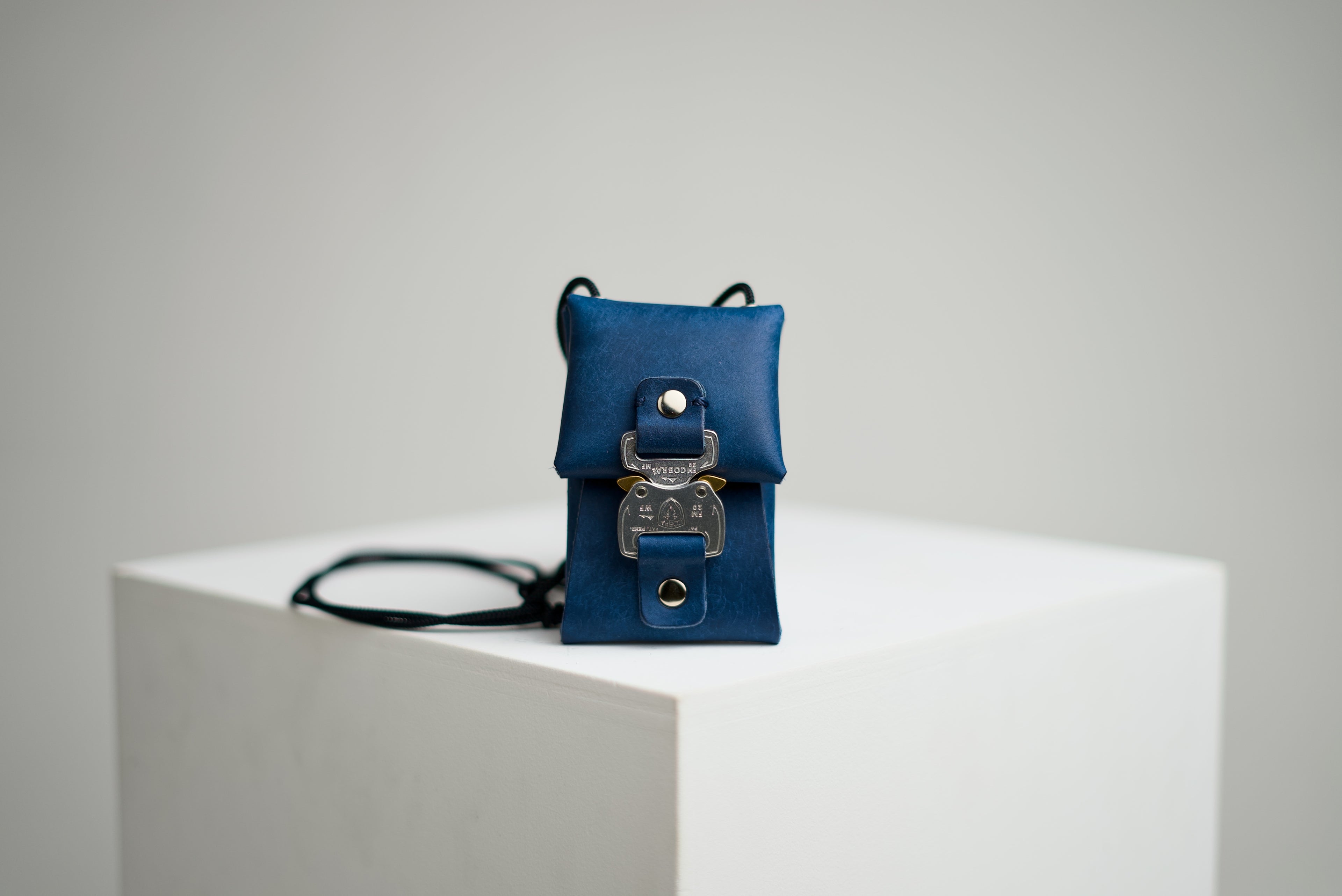 buckle wallet "micro with string" margot