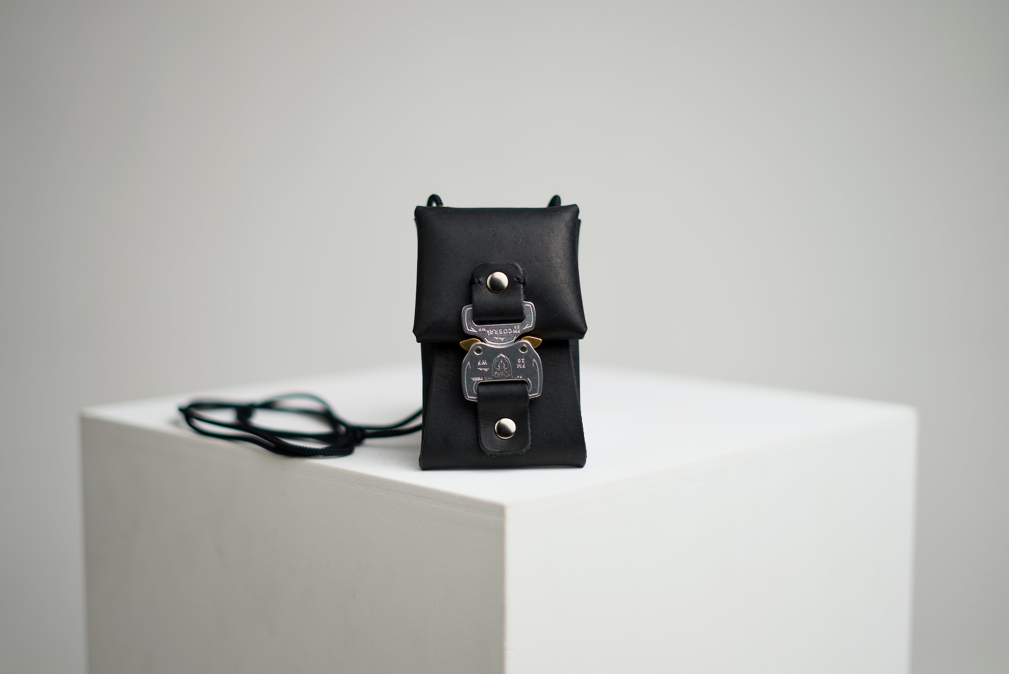 buckle wallet "micro with string" margot