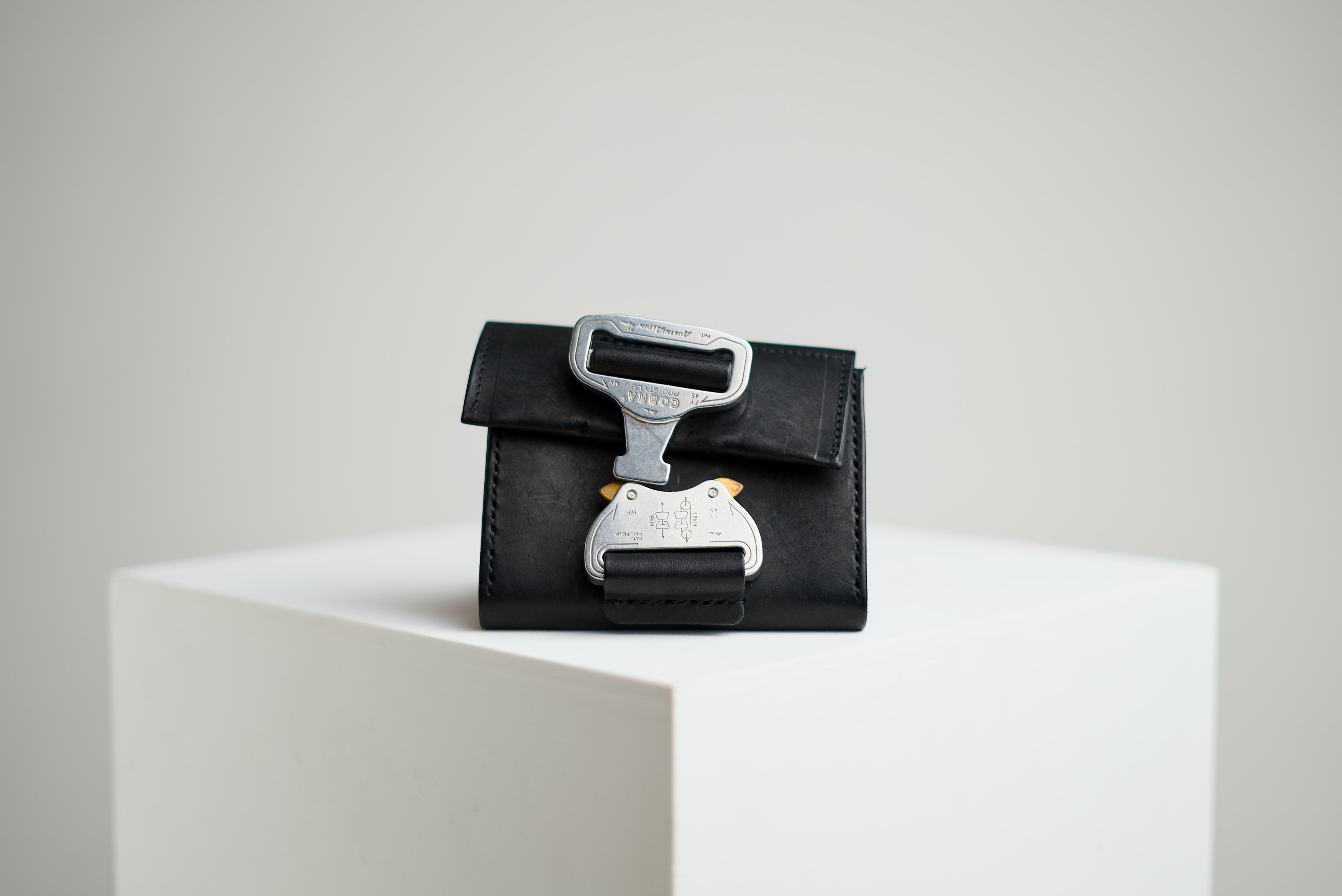 buckle wallet 